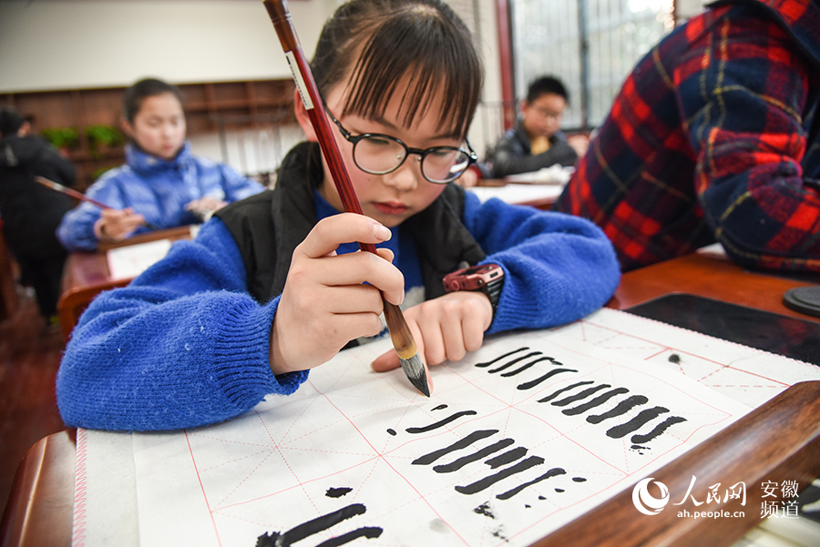 “小小書法家”正在認真練習書寫。 人民網(wǎng) 李希蒙攝