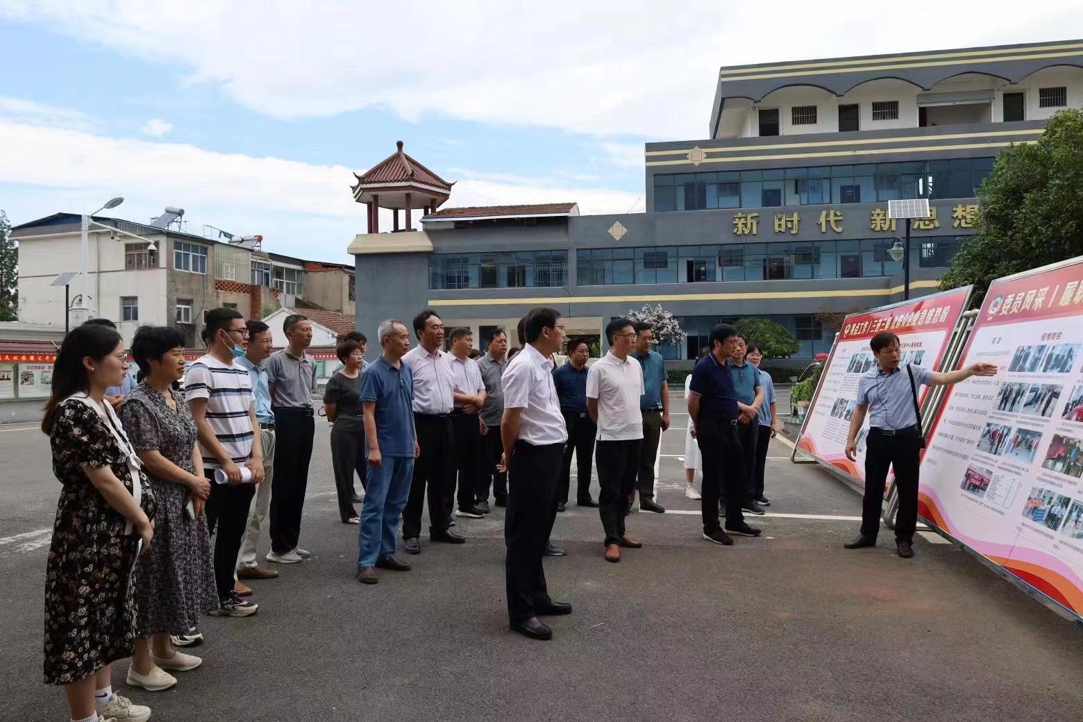 6月30日，全椒縣政協(xié)召開二季度政協(xié)工作現(xiàn)場推進(jìn)會，與會人員在武崗鎮(zhèn)觀摩學(xué)習(xí)。宣揚(yáng)攝