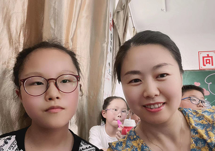 韋曉云老師與孩子們在一起。受訪者提供
