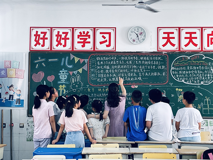 韋曉云與孩子們在一起。受訪者提供