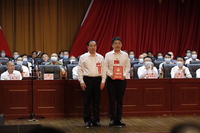 利辛縣人大常委會(huì)主任江浩向萬(wàn)洪超頒發(fā)當(dāng)選證書。利辛縣委宣傳部供圖