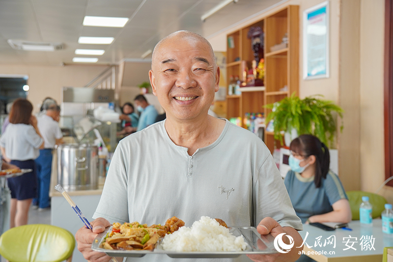 恒通社區(qū)老年食堂內，老人們吃得舒心安心。人民網(wǎng) 陳若天攝