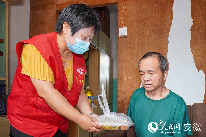 恒通社區(qū)老年食堂還為特殊困難群體提供上門送餐服務。人民網(wǎng) 陳若天攝
