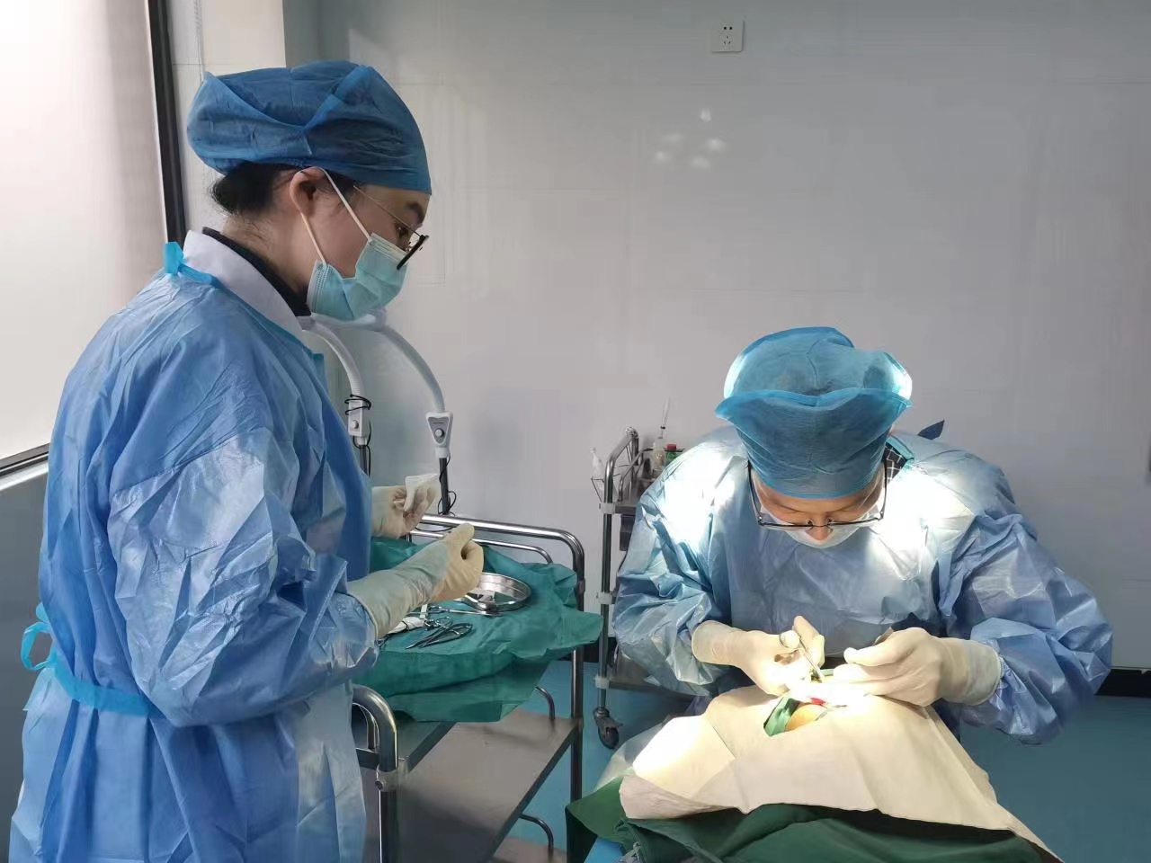 社區(qū)醫(yī)院眼科手術(shù)中