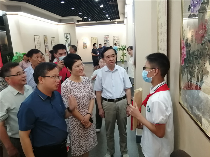 參展作者向觀眾介紹自己作品。丁兆安攝
