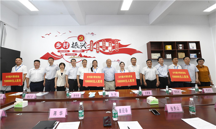 在明光市三界鎮(zhèn)，人大代表助力鄉(xiāng)村振興啟動(dòng)儀式后，滁州市直幫扶單位向三界鎮(zhèn)碾城村損贈(zèng)鄉(xiāng)村振興幫扶資金。張麗 吳峰供圖