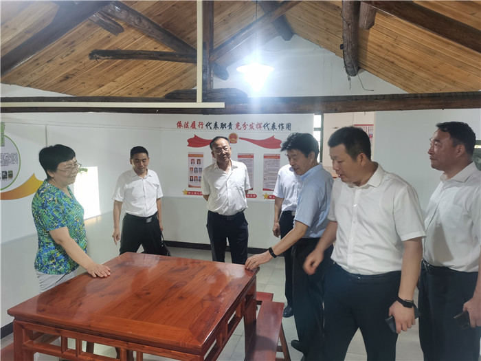 全椒縣新安鎮(zhèn)人大代表助力鄉(xiāng)村振興啟動(dòng)儀式結(jié)束后，市人大常委會(huì)副主任查鏡波一行查看二郎口鎮(zhèn)廣平村代表小組活動(dòng)室。楊興文 鄧浩供圖
