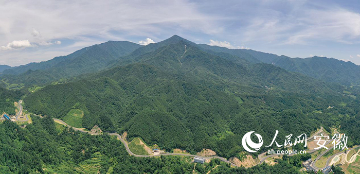 大別山旅游扶貧快速通道。人民網(wǎng) 陳若天攝