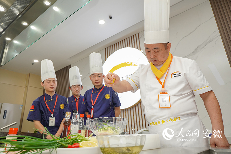 汪幸生進(jìn)行現(xiàn)場教學(xué)。人民網(wǎng) 陳若天攝