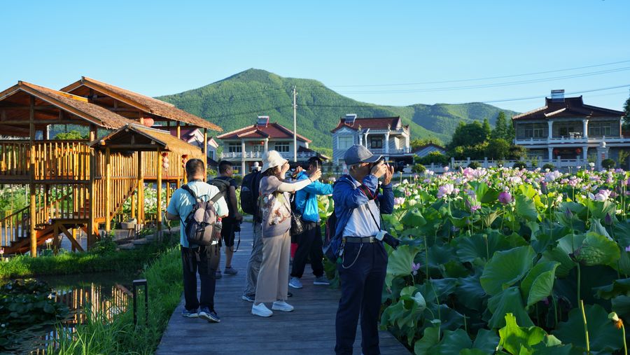 游客絡(luò)繹不絕。紀(jì)昊攝