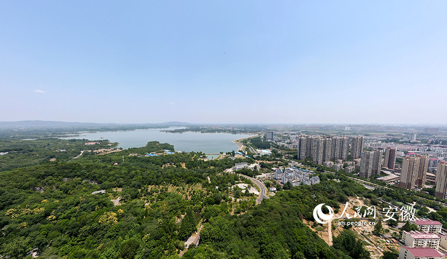 滁州市區(qū)依著瑯琊山，傍著西澗湖。人民網(wǎng) 王銳攝