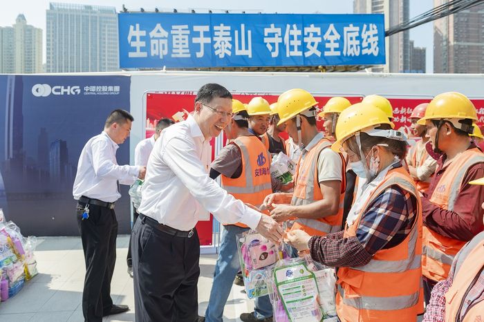 中環(huán)控股集團為工人們送上物資。中環(huán)控股集團供圖