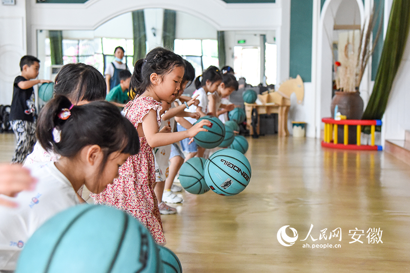 幼兒園開設(shè)的小籃球班。人民網(wǎng) 李希蒙攝