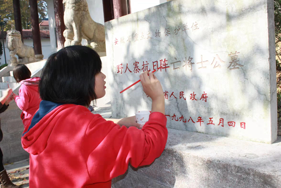 野寨中學(xué)組織學(xué)生為抗日陣亡將士的墓碑描紅。野寨中學(xué)供圖