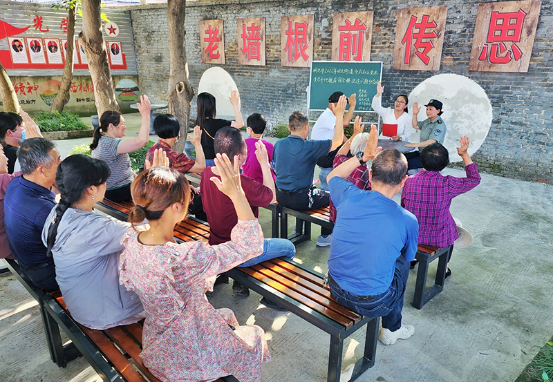 “老墻根”紅色議事點(diǎn)，百姓正在協(xié)商小區(qū)改造。朱黎攝