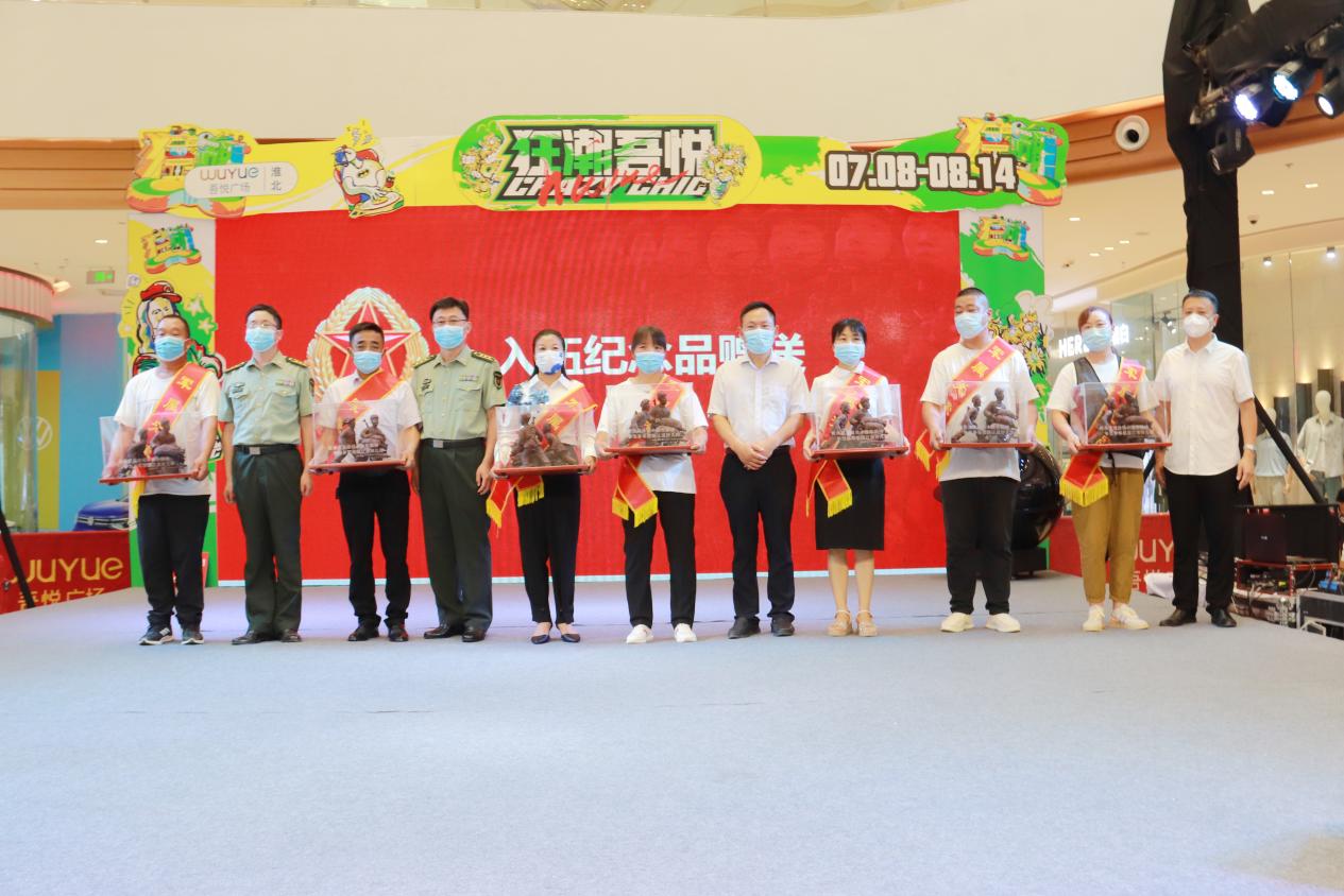 軍民同歡慶“八一”。李寶攝