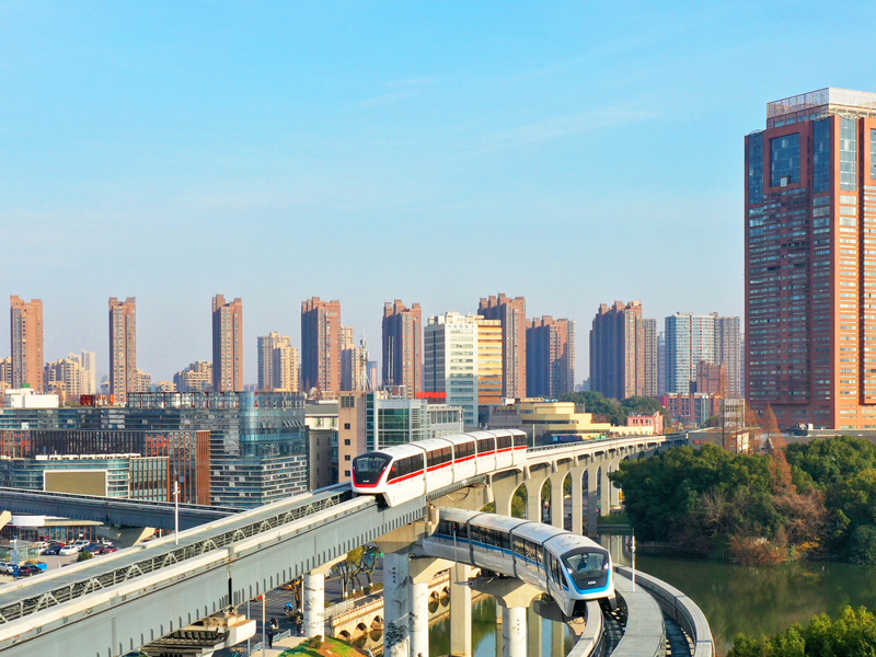 一列列單軌列車“騎跨”在軌道上奔馳，為江城蕪湖增添了的一道靚麗的移動風景線。鄭遠攝