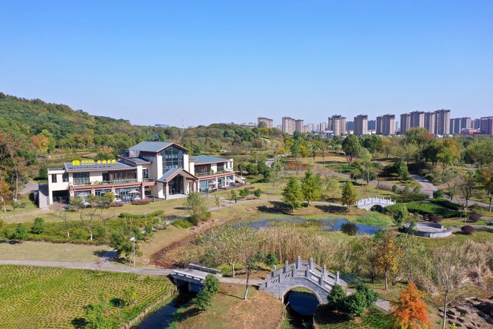 鬧中取靜，位于蕪湖市雕塑公園內(nèi)的赤鑄書(shū)院。鄭遠(yuǎn)攝