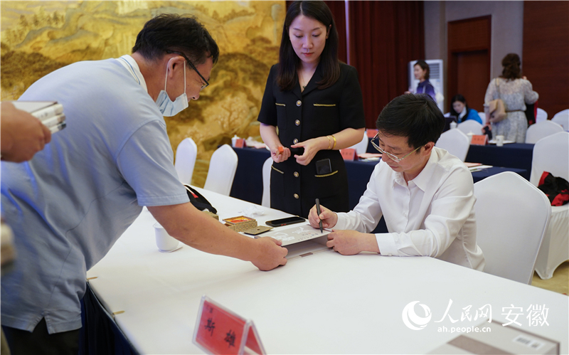 斯雄為前來參加活動(dòng)的讀者進(jìn)行簽名售書。人民網(wǎng)?王銳攝
