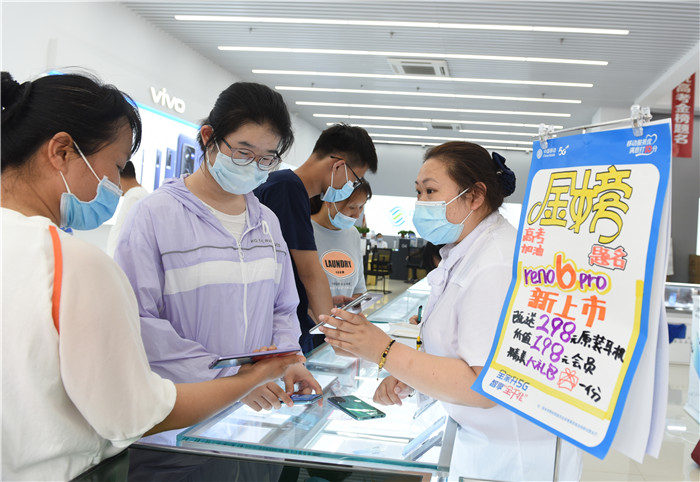 營業(yè)廳工作人員介紹購機(jī)優(yōu)惠。安徽移動供圖