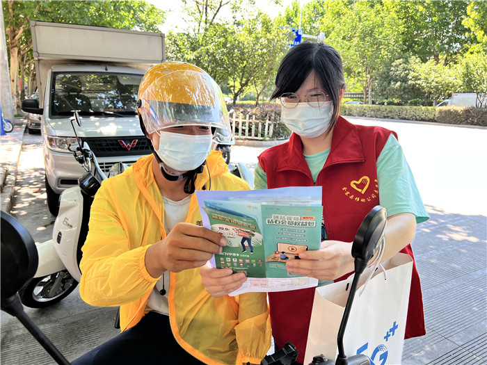 移動工作人員向外賣騎手介紹專屬套餐。安徽移動供圖