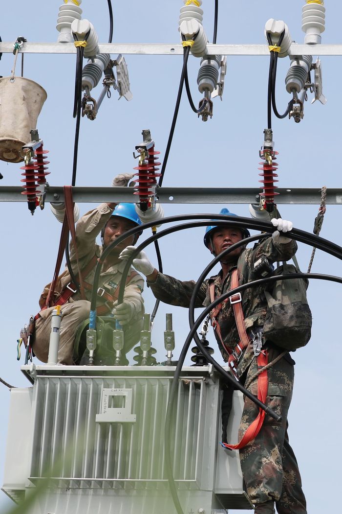 電力施工人員正在施工作業(yè)。渦陽縣供電公司供圖