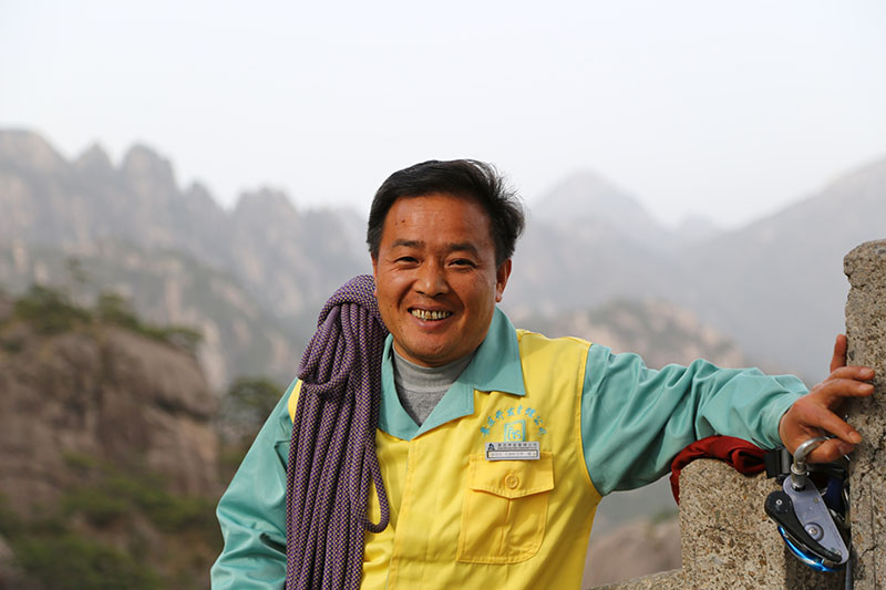 在懸崖上拾撿完垃圾后，李培生一身輕松。侯晏 攝