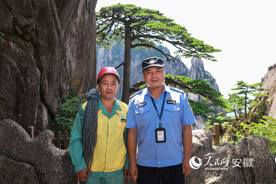 “中國好人”黃山風(fēng)景區(qū)放繩工李培生（左）和迎客松守松人胡曉春。人民網(wǎng) 張俊攝