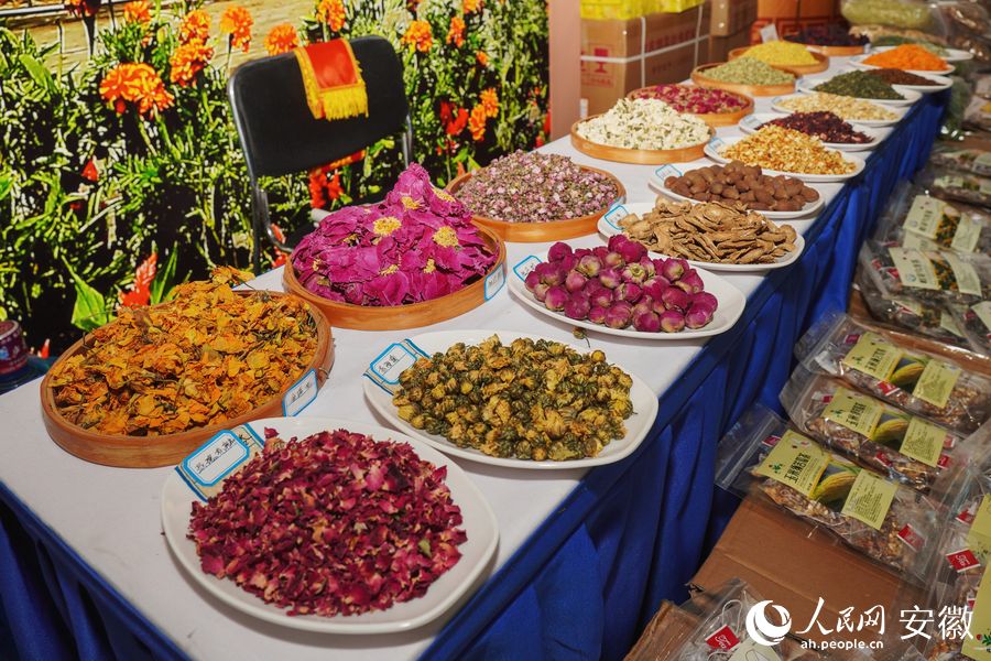 亳州館內(nèi)琳瑯滿目的花草茶。人民網(wǎng) 陳若天攝