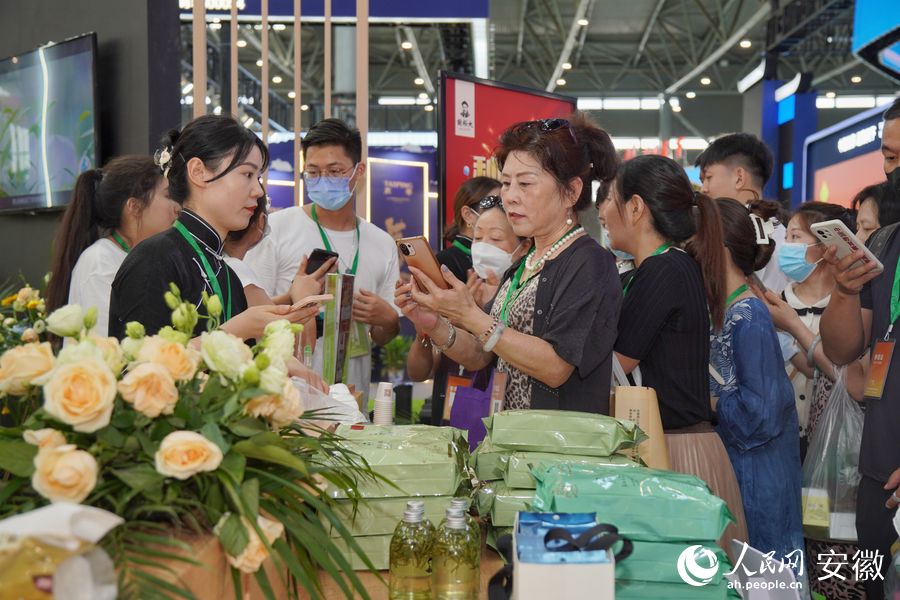 茶博會上，市民排隊購買茶葉。人民網(wǎng) 陳若天攝