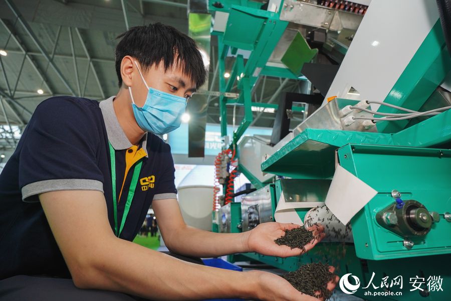 茶科技展館展出的茶葉色選機(jī)。人民網(wǎng) 陳若天攝