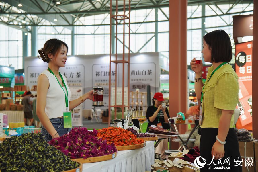逛展市民品嘗亳州花草茶。人民網(wǎng) 陳若天攝