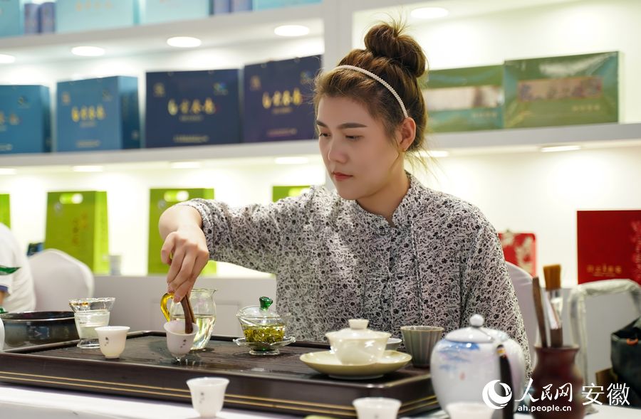 合肥展館內(nèi)進行茶藝展示。人民網(wǎng) 王銳攝