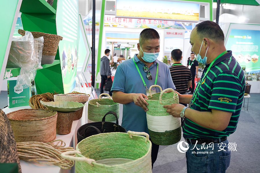 參展商交流秸稈綜合利用情況。人民網(wǎng) 王銳攝
