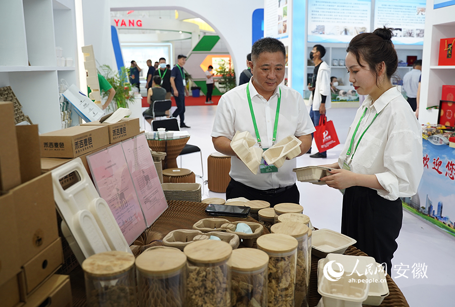 利用秸稈制成的一次性餐盒。人民網(wǎng) 王銳攝