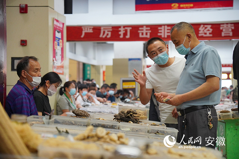 清早的中國（亳州）中藥材專業(yè)市場十分熱鬧。人民網 陳若天攝