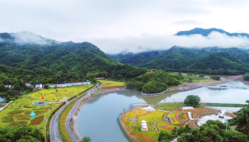 人工濕地公園及大別山山花園鳥瞰圖?；羯娇h交通運(yùn)輸局供圖