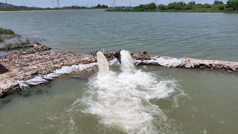 抽水抗旱灌溉。南陵縣委宣傳部供圖