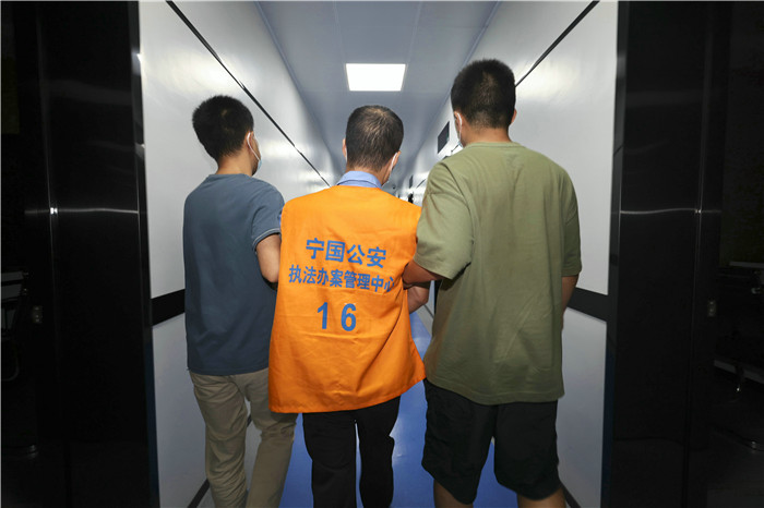 該局民警偵辦命案積案現(xiàn)場(chǎng)。寧國警方供圖