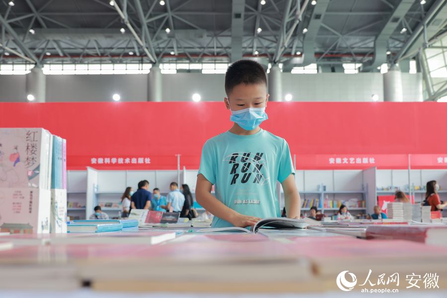 黃山書會上，小讀者占比不少。人民網(wǎng) 王曉飛攝