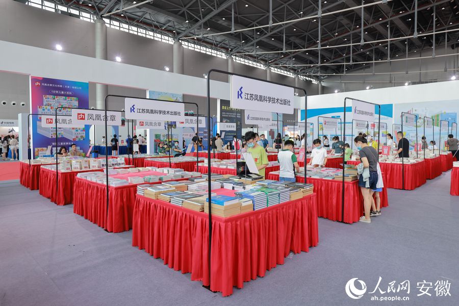 開幕式首日并非周末，但仍有不少讀者前來逛展購書。人民網(wǎng) 王曉飛攝