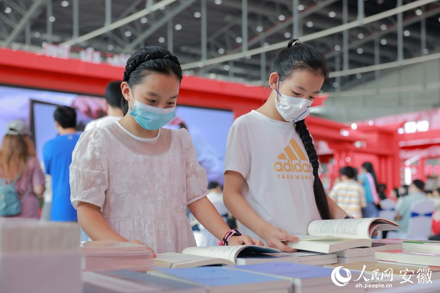 用閱讀為暑期收尾。人民網(wǎng) 王曉飛攝