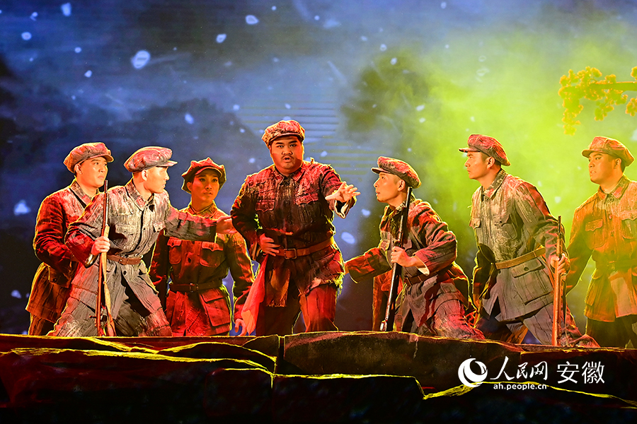 民族歌劇《風(fēng)雪大別山》演出現(xiàn)場(chǎng)。人民網(wǎng)記者 苗子健攝