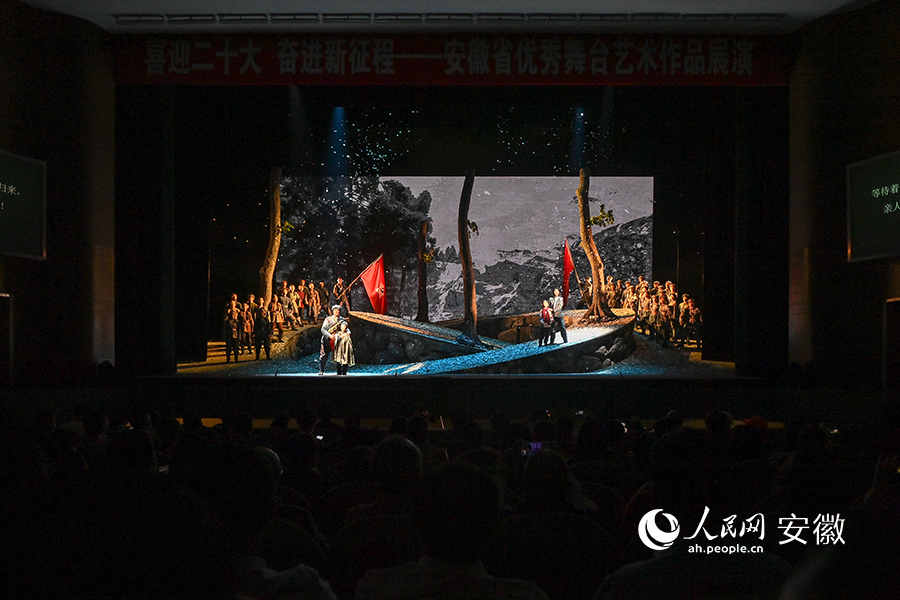 民族歌劇《風(fēng)雪大別山》演出現(xiàn)場。人民網(wǎng)記者 苗子健攝