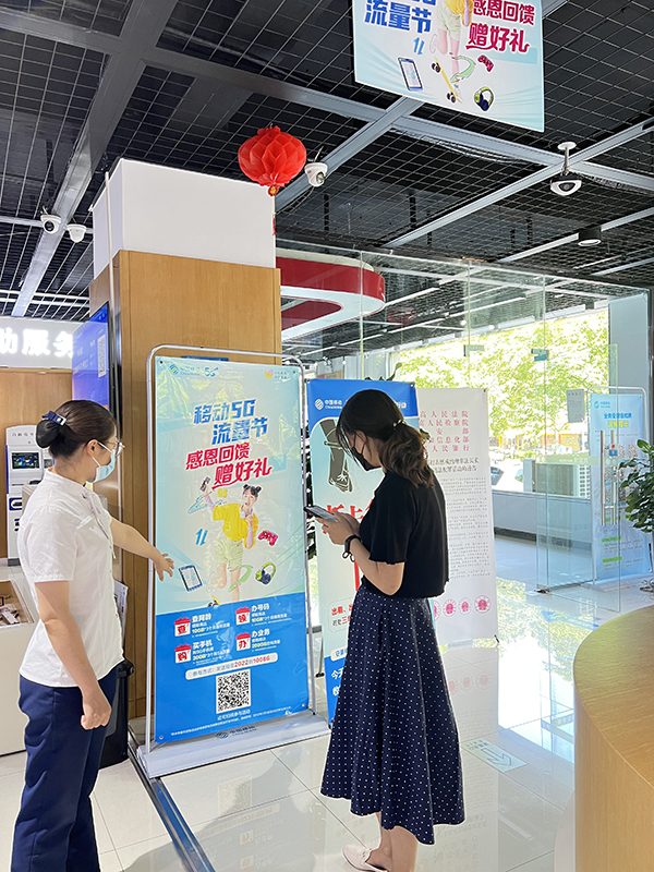 工作人員介紹活動。安徽移動供圖