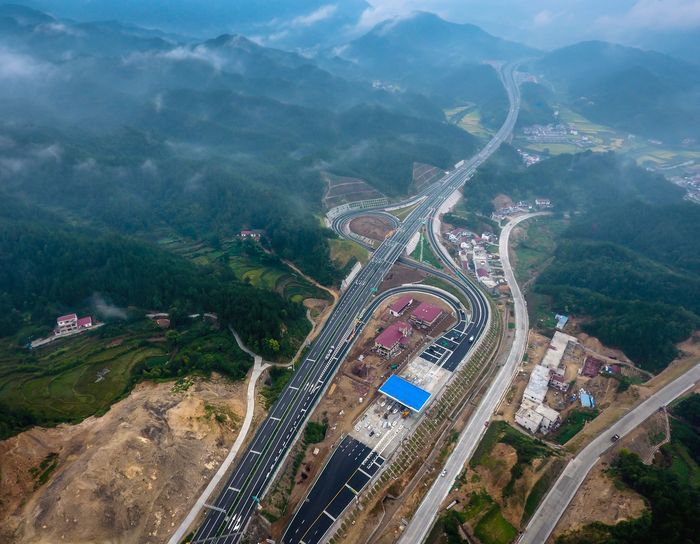交通扶貧，高速覆蓋有效改善了山區(qū)交通出行條件。安徽省交控集團供