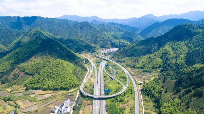 助力交通扶貧，高速公路向革命老區(qū)延伸。安徽省交控集團供
