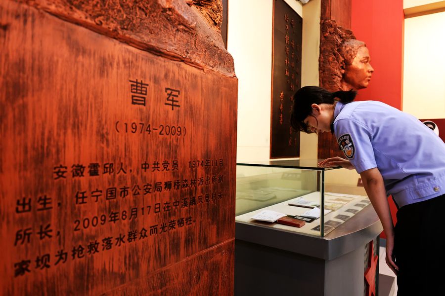 臺(tái)郗茜參觀烈士紀(jì)念館。高鵬攝