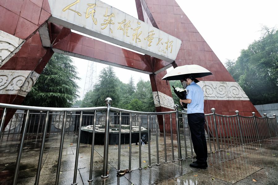 因公犧牲民警曹軍的女兒臺(tái)郗茜。高鵬攝