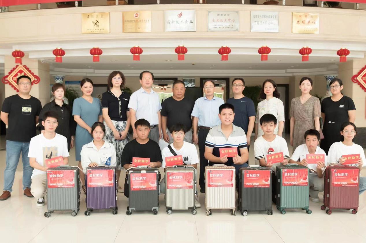 向困難職工子女發(fā)放助學金和學習用品。